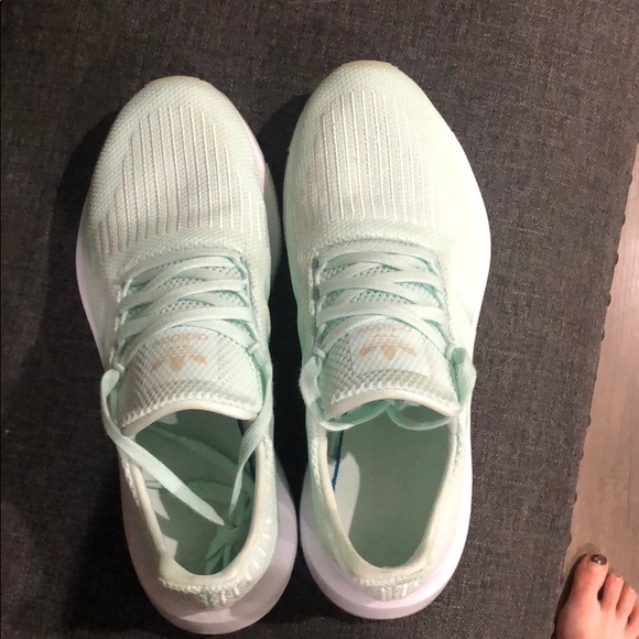 Adidas Swift Run sneakers - Picture 2 of 3